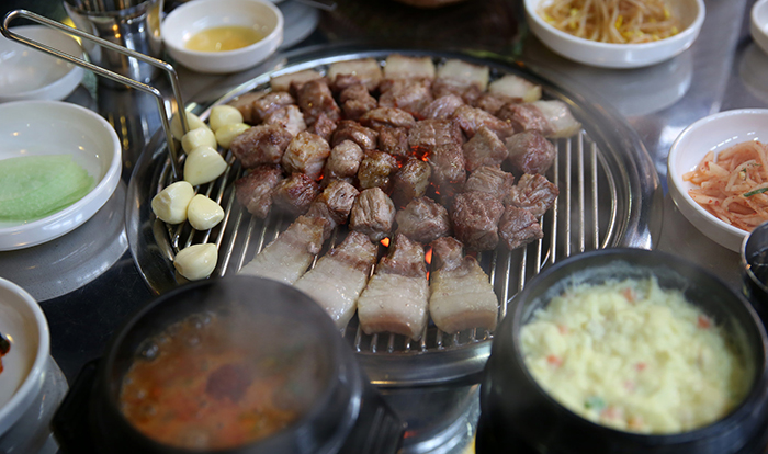 samgyeopsal-tro-thanh-mon-an-han-quoc-pho-bien-nhat-o-manila