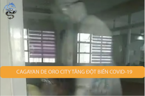 Một nhân viên y tế đi cùng với một bệnh nhân không phải là Covid tại một trong các khu vực của Trung tâm Y tế Bắc Mindanao (