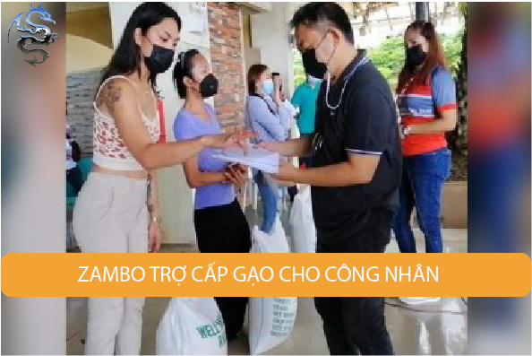 Thống đốc Zamboanga del Sur, Victor Yu (mặc áo đen) dẫn đầu việc phân phát gạo cho những người lao động