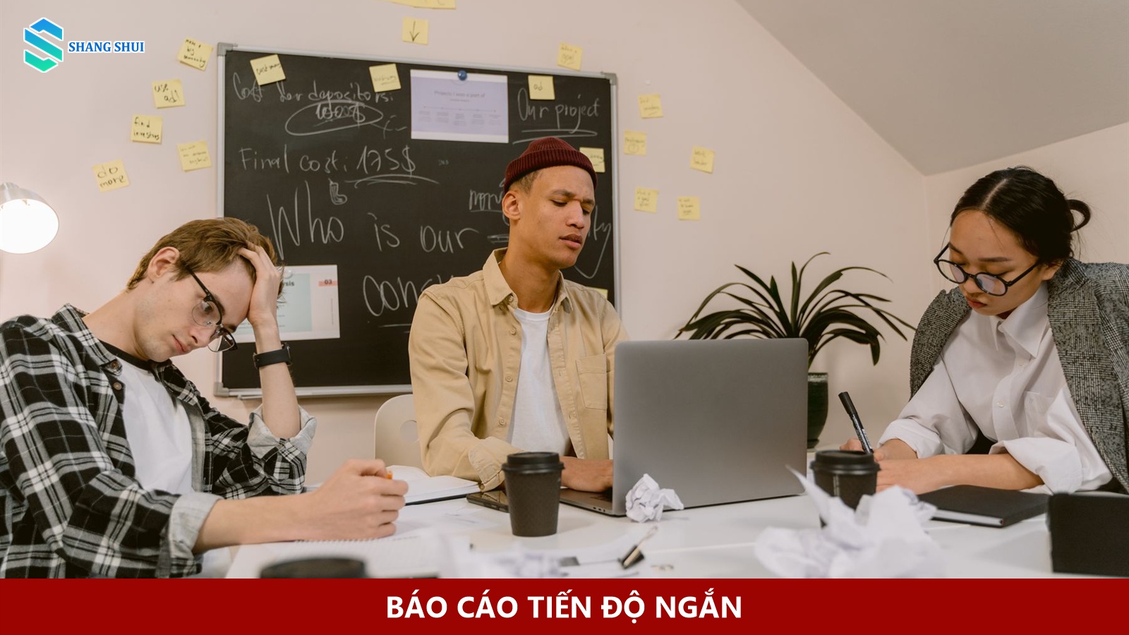 Đồng nghiệp viết và trao đổi thông tin trong văn phòng