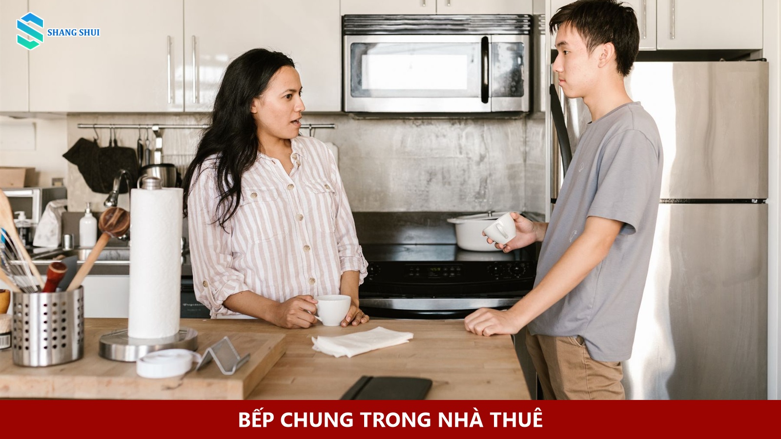 Những người ở cùng nhà trò chuyện trong bếp