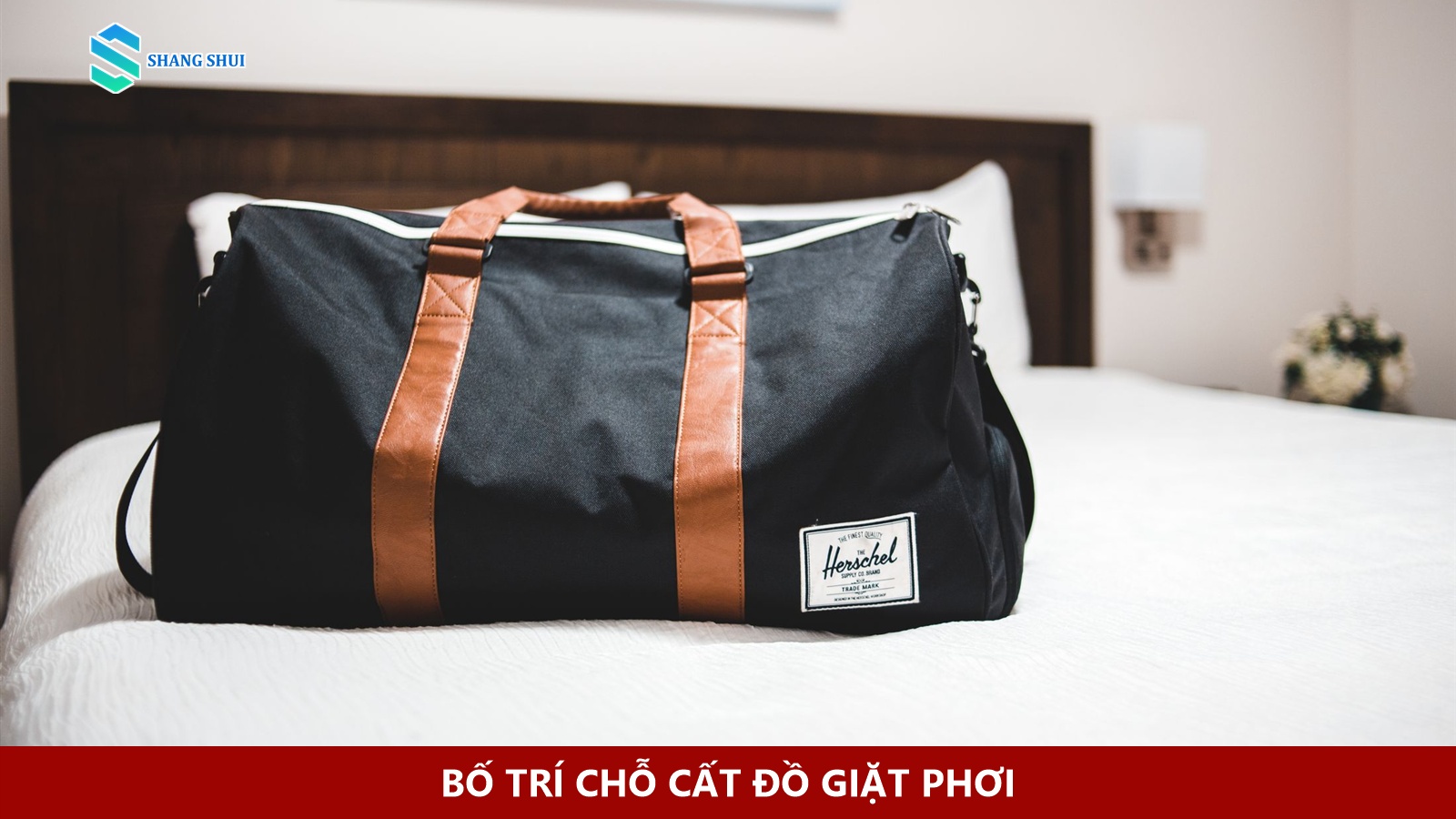 Sắp xếp gọn gàng hành lý và các phụ kiện giặt giũ trong phòng.