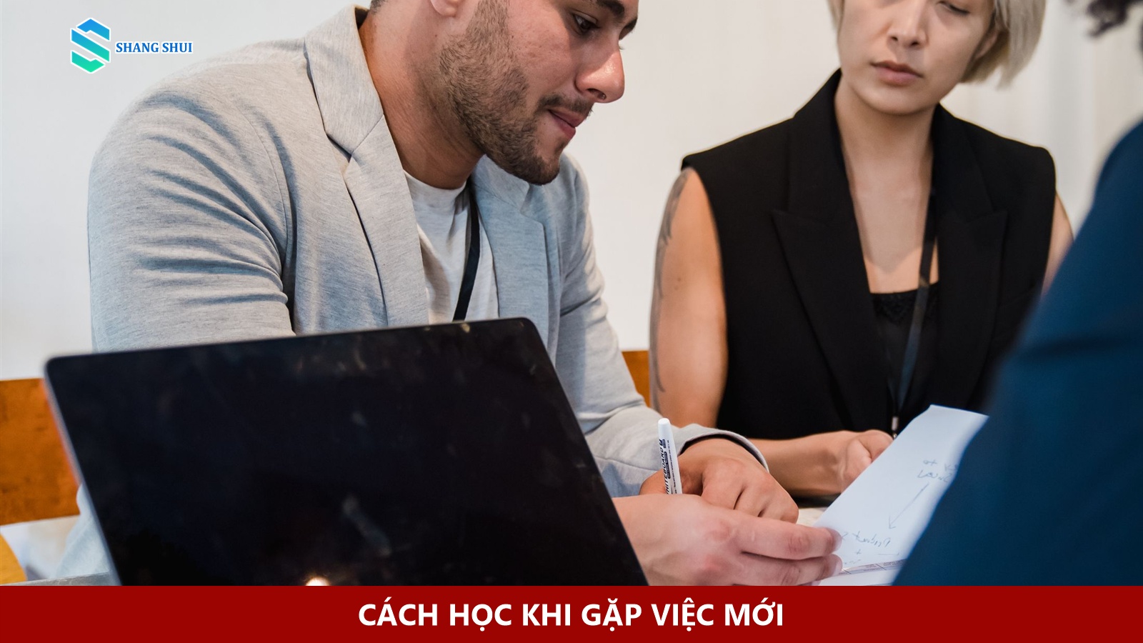 Nhân viên văn phòng chủ động đọc tài liệu hướng dẫn và ghi chép quy trình.