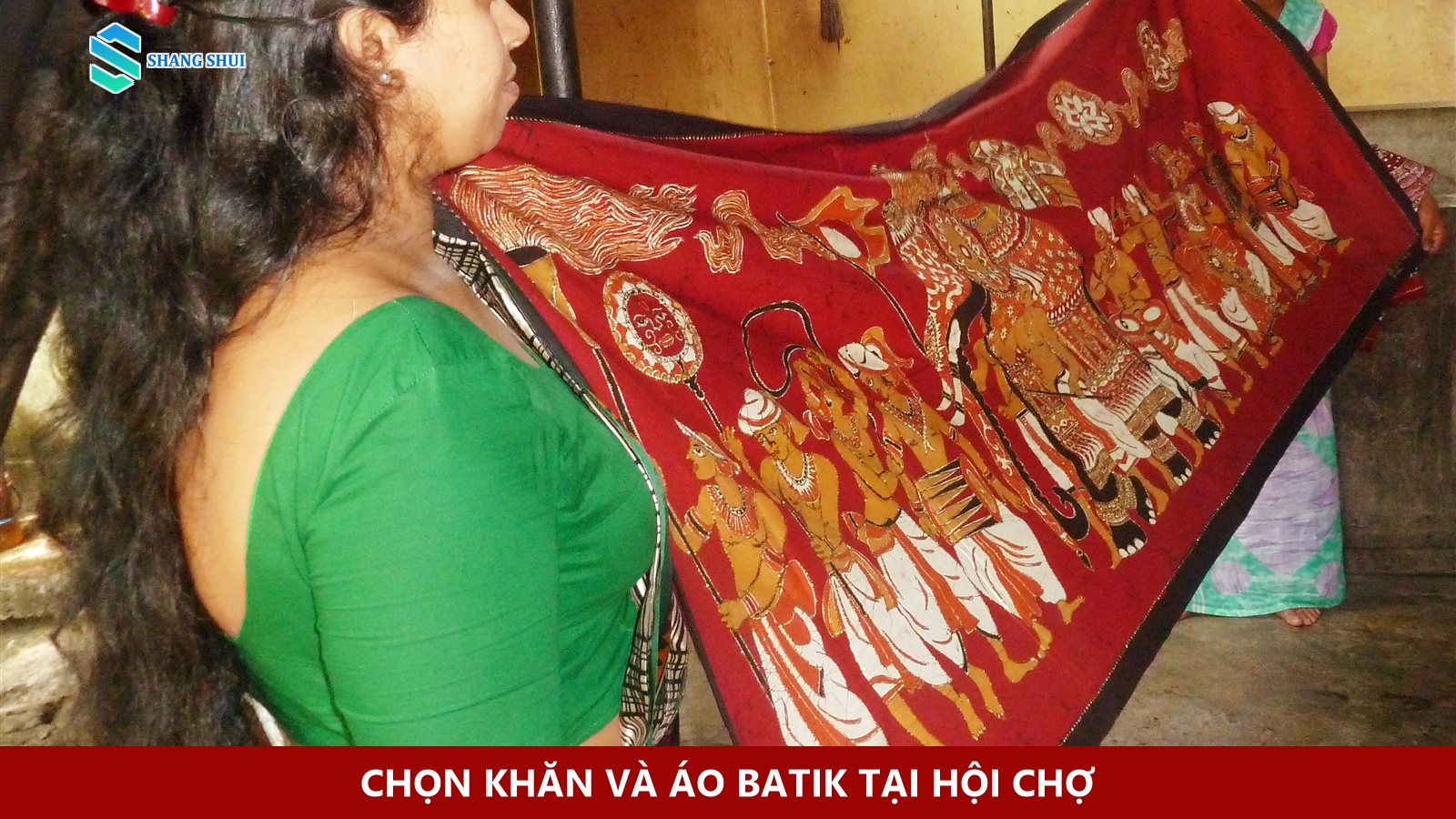 Gian hàng trưng bày các mẫu khăn và trang phục batik nhiều màu sắc tại Dambulla.