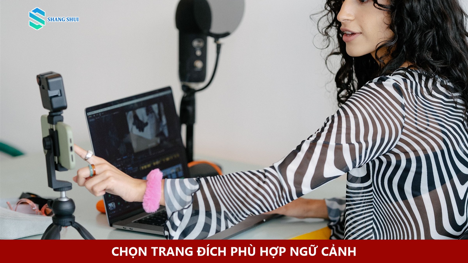 Chuyên viên SEO phân tích từ khóa và luồng điều hướng người dùng trên bàn làm việc.