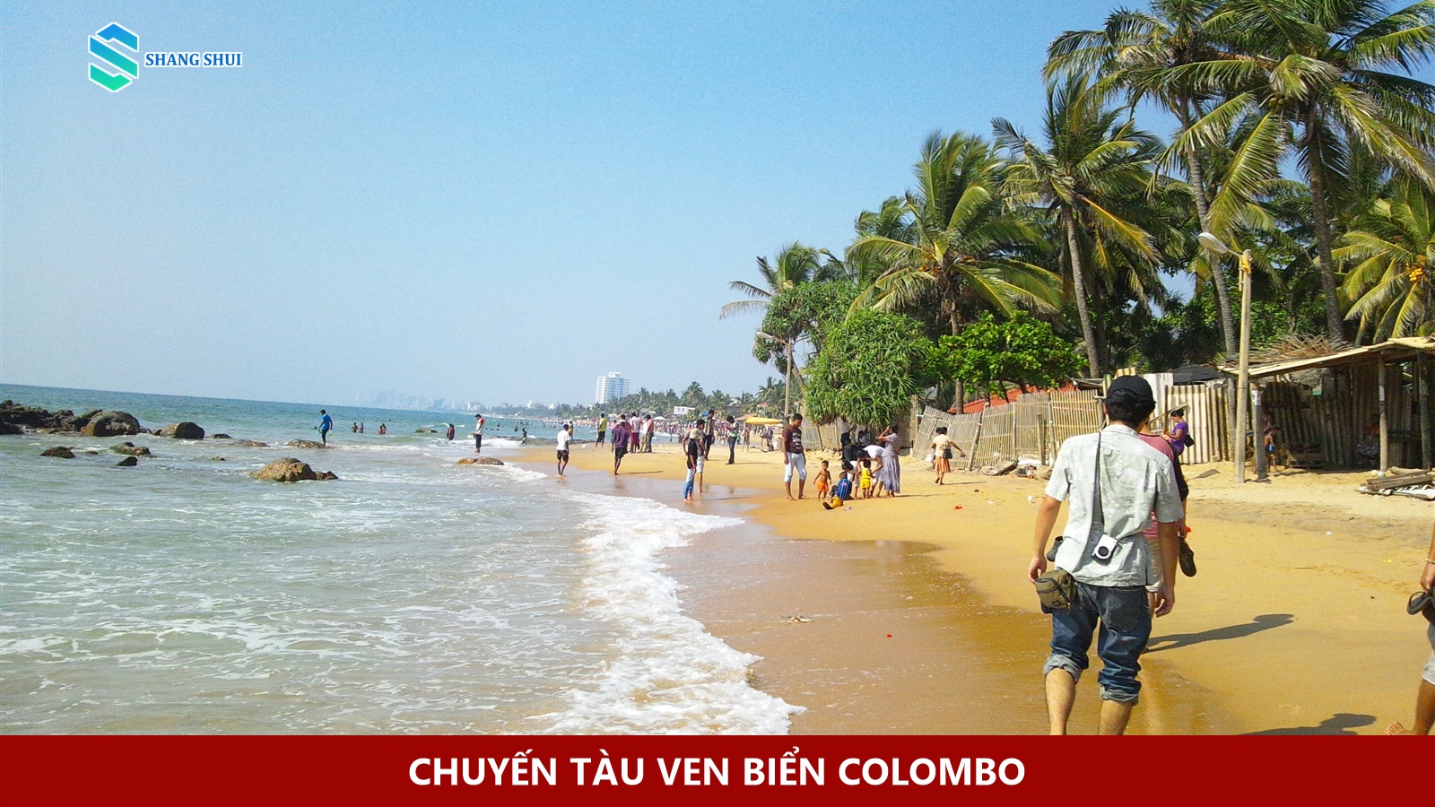 Bờ biển xanh biếc tại Mount Lavinia Sri Lanka dưới ánh nắng rực rỡ.