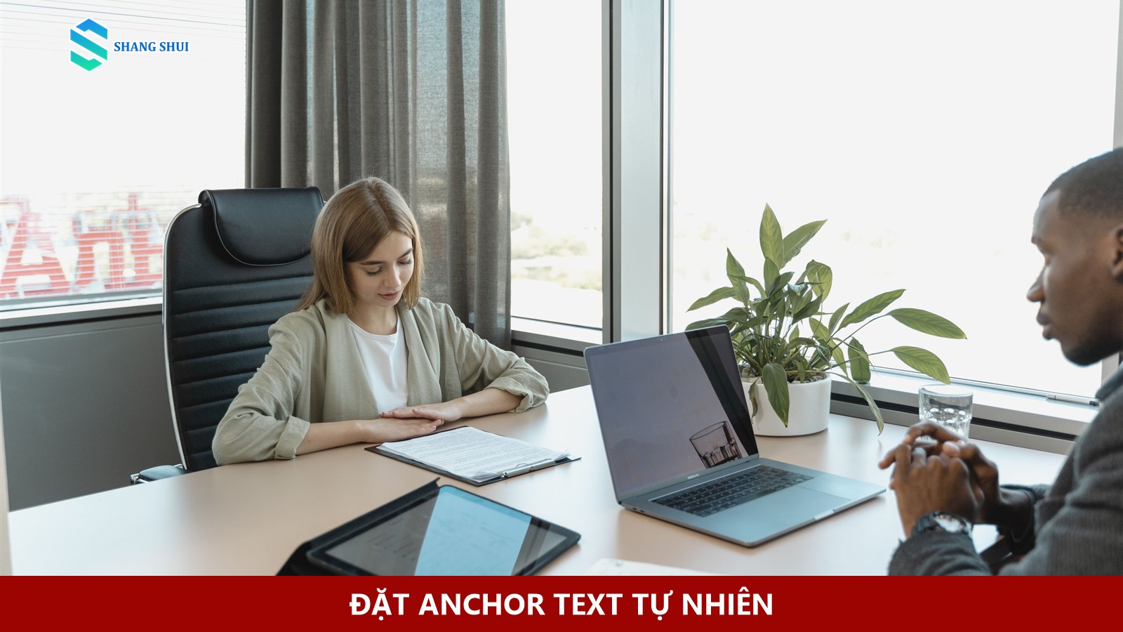 Nhóm biên tập thảo luận cách trình bày câu văn và đặt liên kết tự nhiên trong bài.