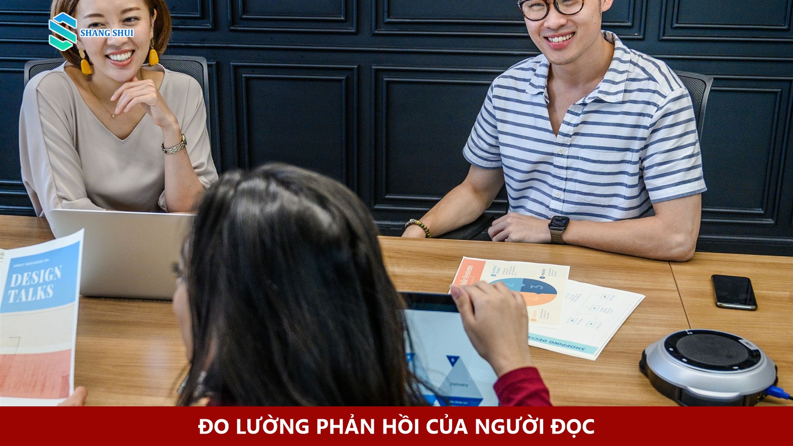 Cuộc họp đánh giá hiệu quả chiến dịch nội dung và hành vi người đọc.