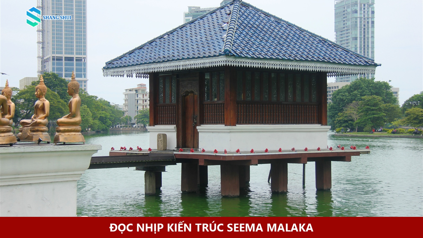 Gian nhà mái xanh và tượng Phật bên mặt nước tại Seema Malaka năm 2016.