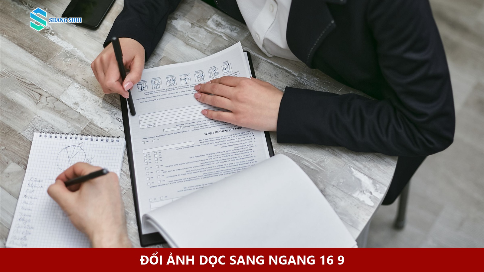 Nhà thiết kế căn chỉnh bố cục ảnh ngang và vị trí chủ thể trên máy tính.