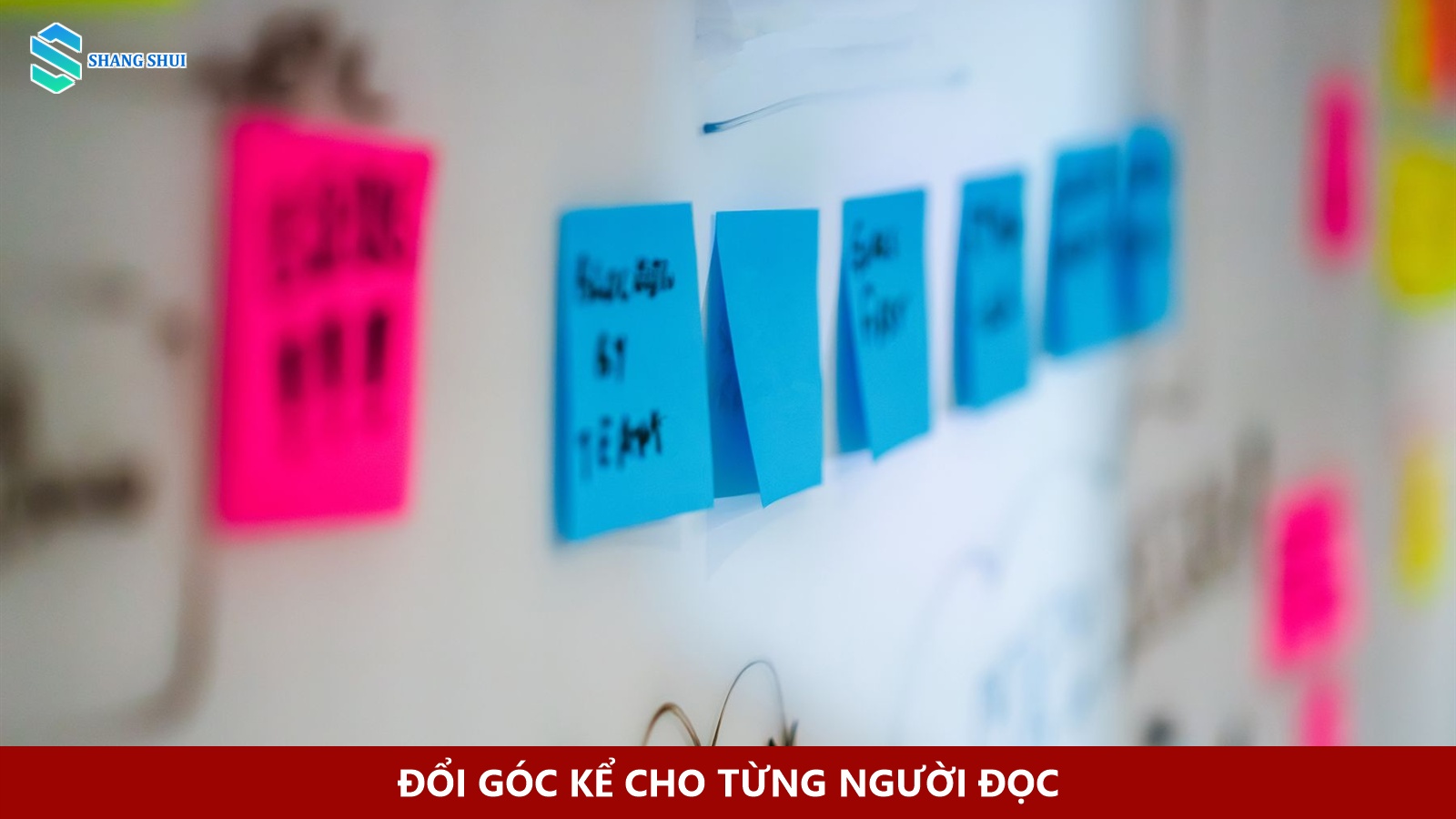Buổi phát triển ý tưởng với giấy ghi chú trên bảng