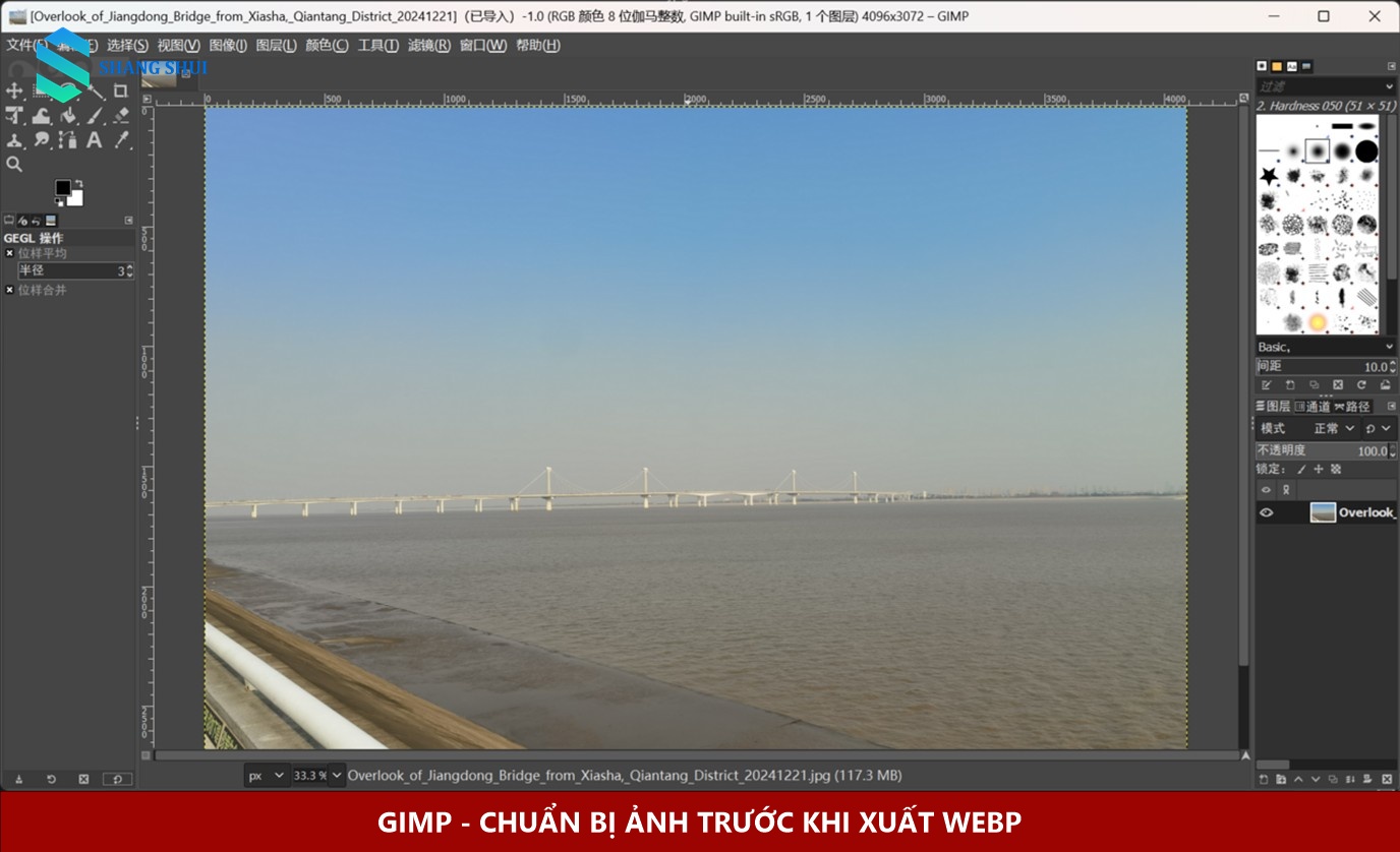 Giao diện GIMP 2.10.38 với ảnh phong cảnh đang mở trong vùng làm việc