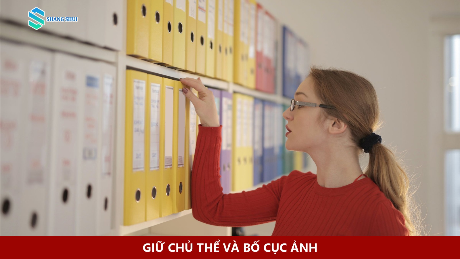 Bàn làm việc sáng tạo với màn hình hiển thị đồ họa và bảng màu.