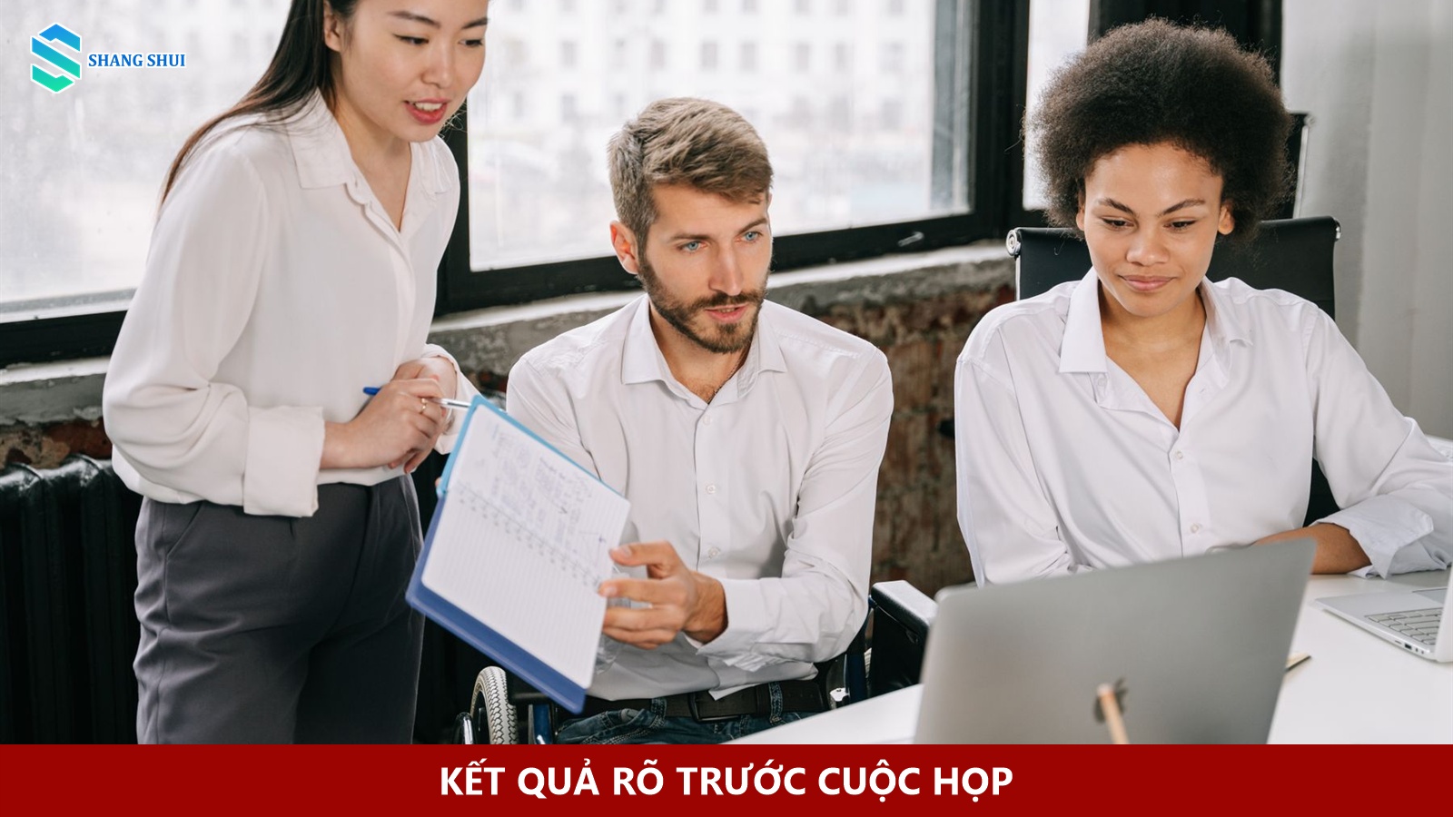 Một nhóm trình bày nội dung bên laptop
