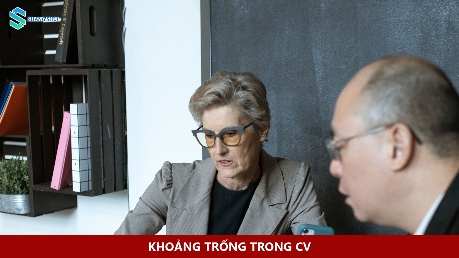 Hai người trao đổi trong một cuộc gặp tại văn phòng