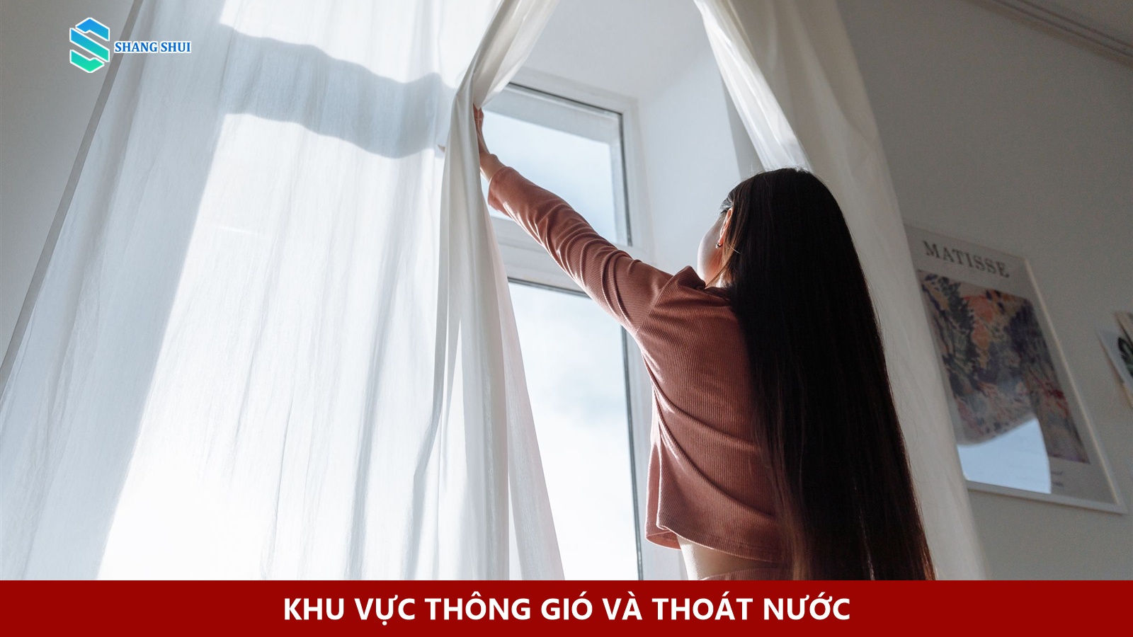 Góc ban công đón ánh sáng với rèm thoáng khí và lối đi sạch sẽ.