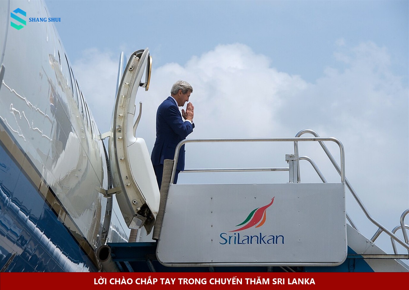 John Kerry chắp tay chào tại Colombo ngày 3 tháng 5 năm 2015