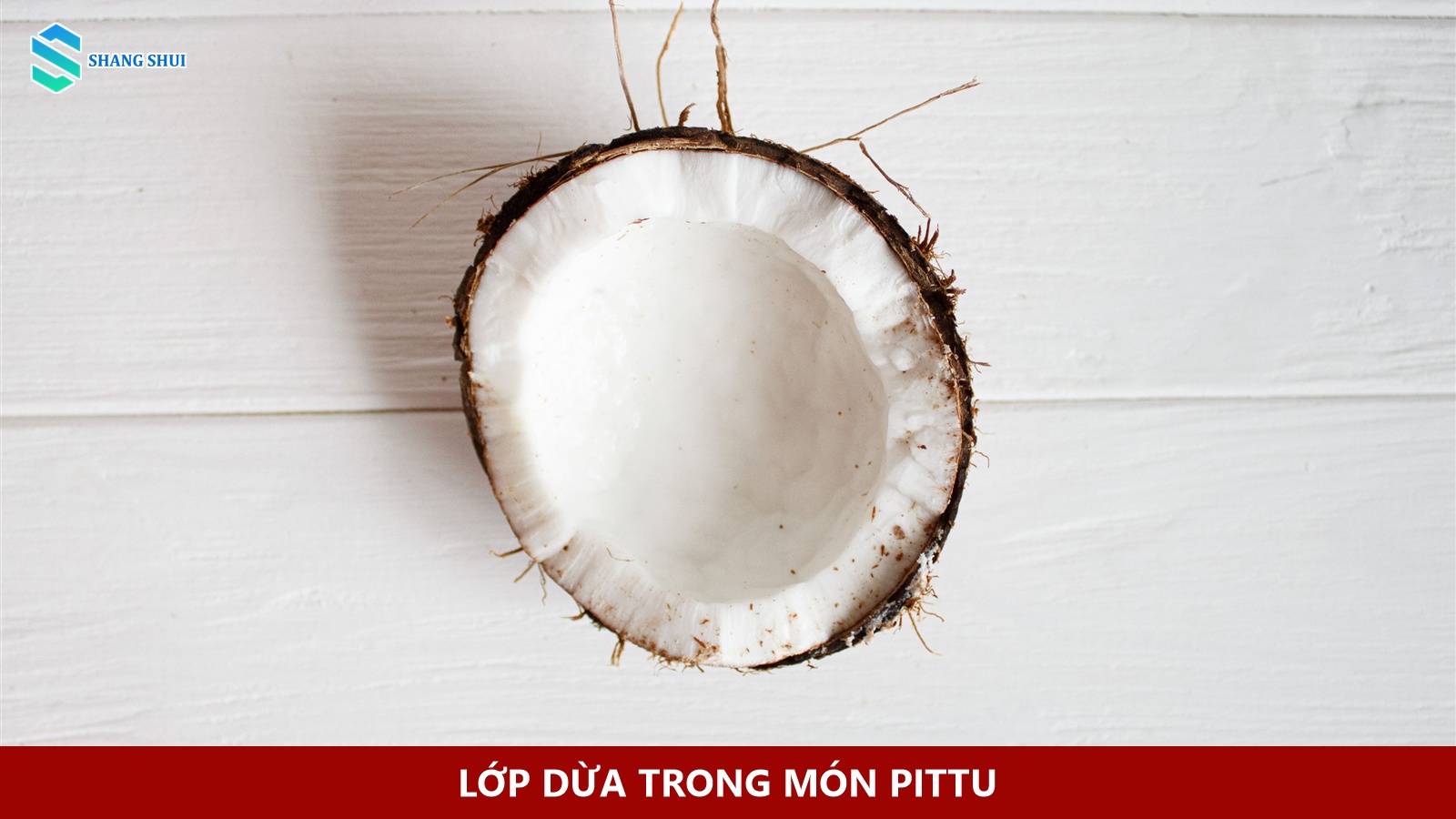 Nửa quả dừa tươi trên mặt bàn gỗ sáng