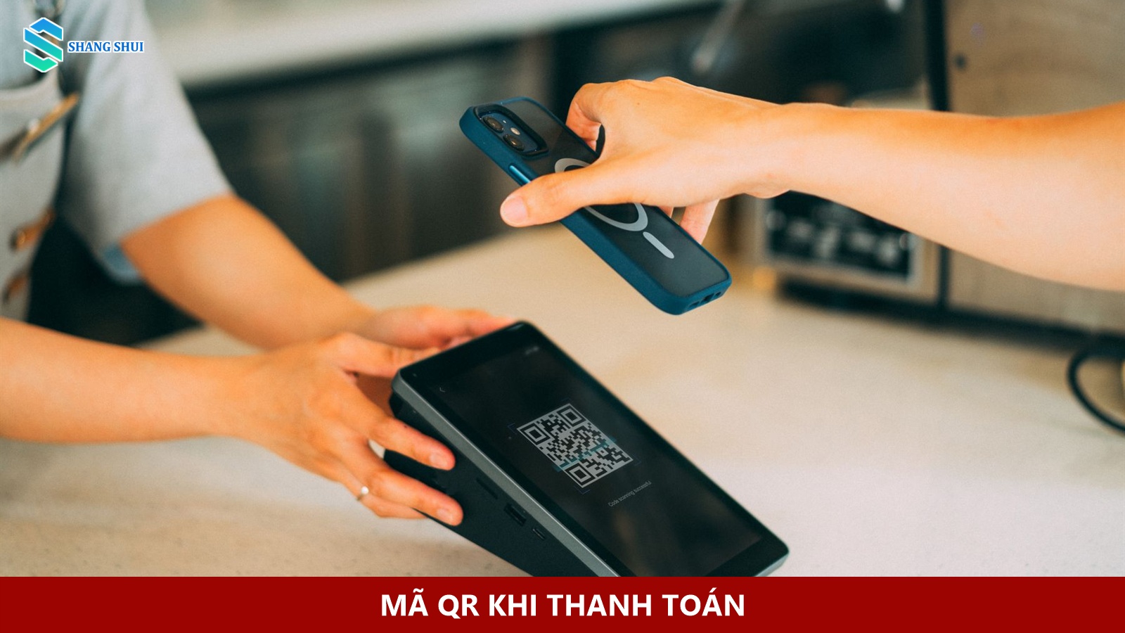 Điện thoại quét mã QR tại thiết bị thanh toán