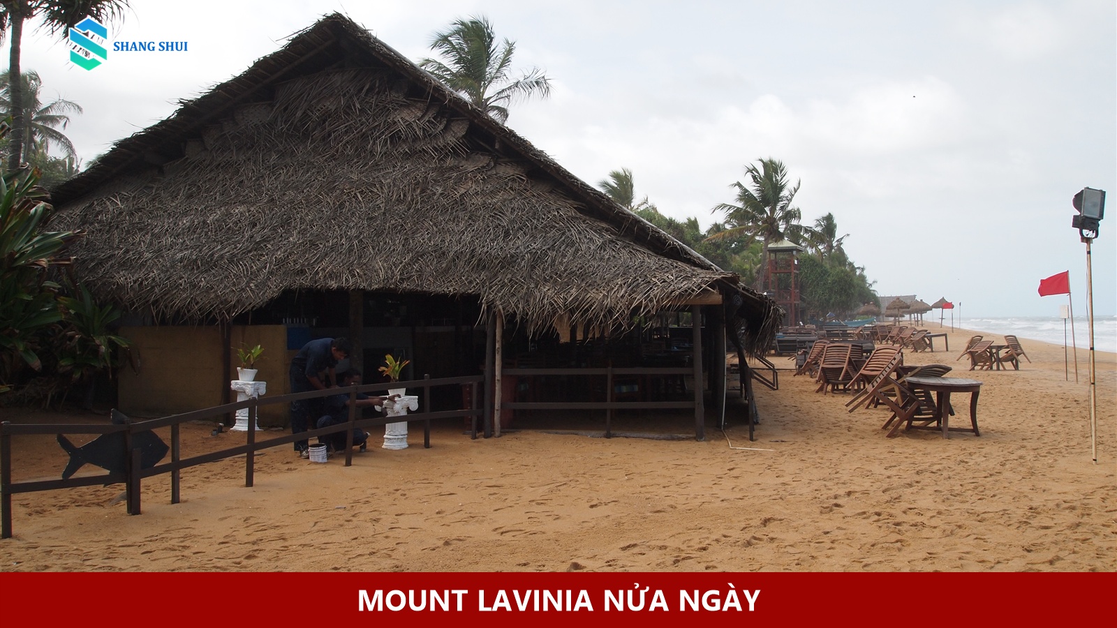 Bãi biển Mount Lavinia với bãi cát dài thoai thoải và khách sạn cổ kính trên mỏm đá.