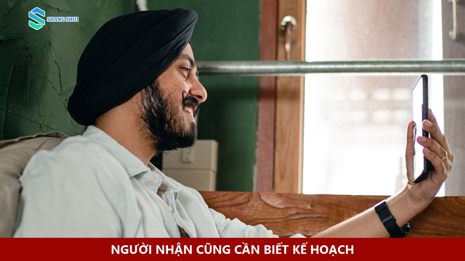 Một người trò chuyện bằng điện thoại khi ở trong nhà.