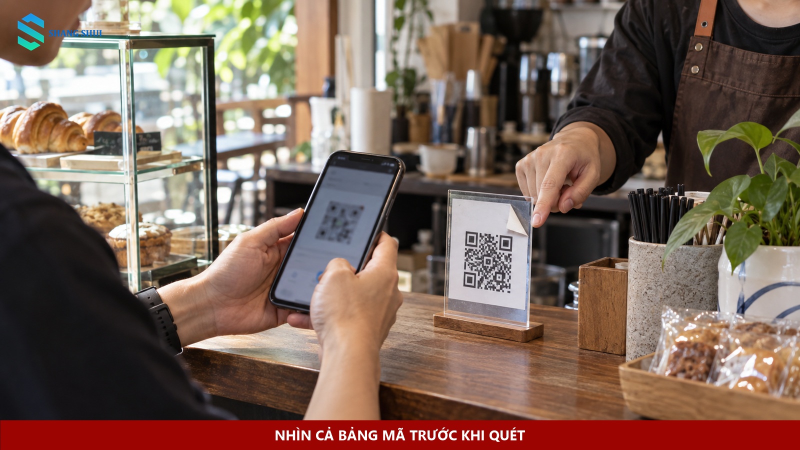 Khách kiểm tra bảng mã QR đặt tại quầy trước khi dùng điện thoại quét