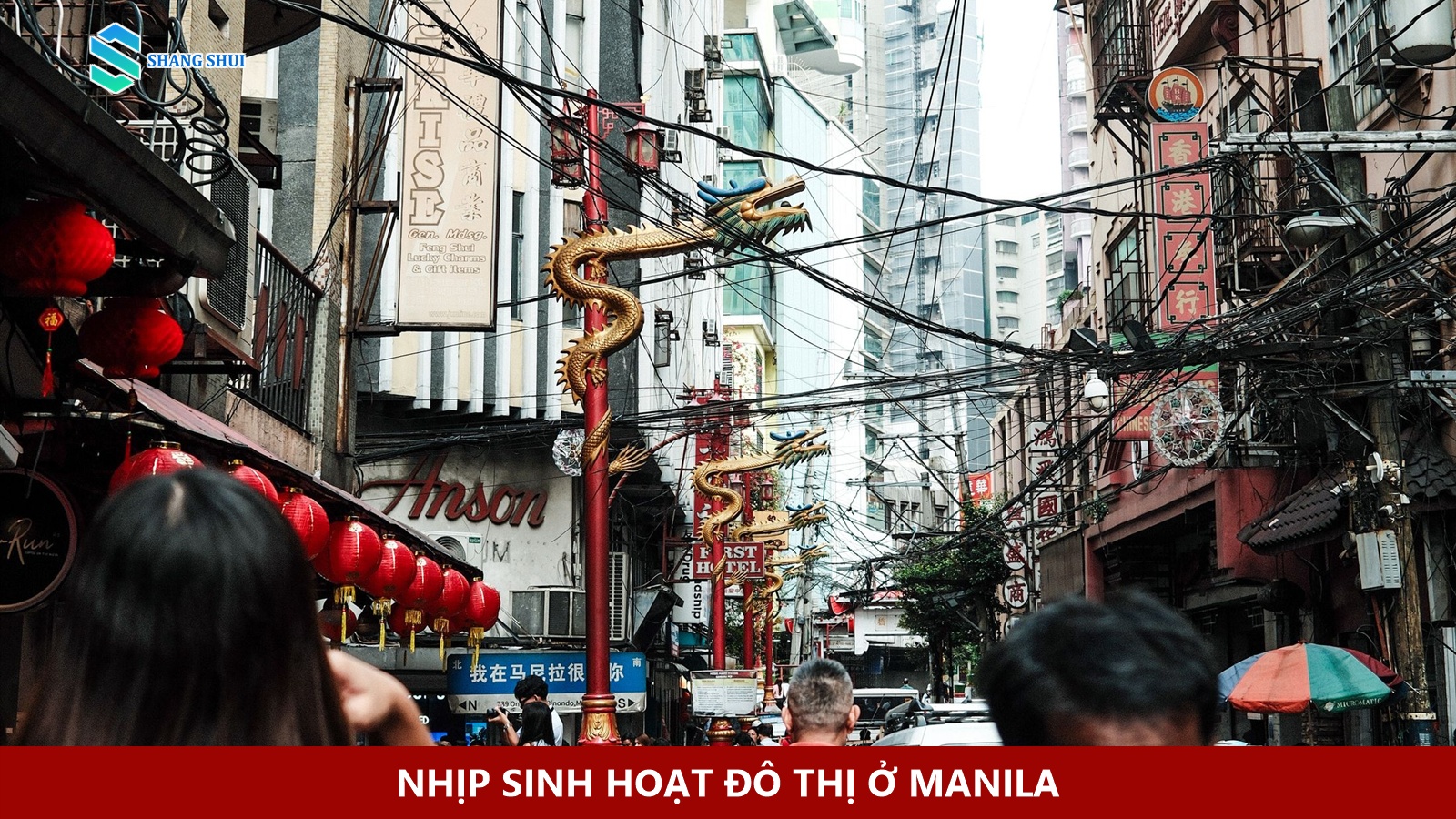 Dòng người và phương tiện di chuyển trên đường phố Manila ban ngày.