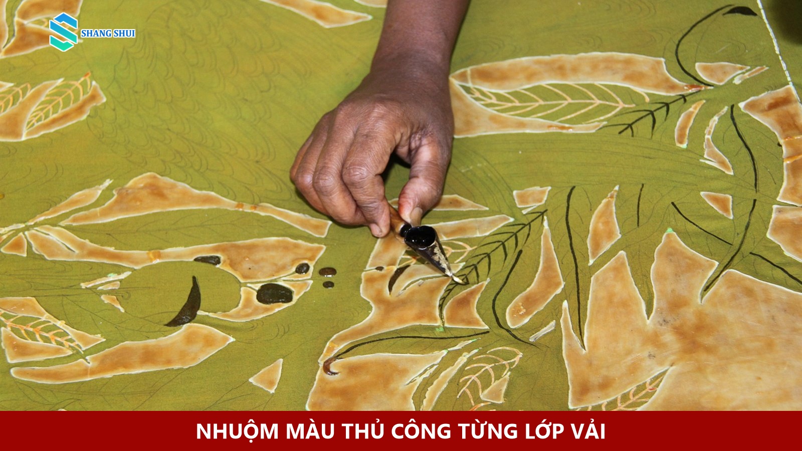 Công đoạn nhuộm màu thủ công cho từng mảng họa tiết trên tấm vải batik.