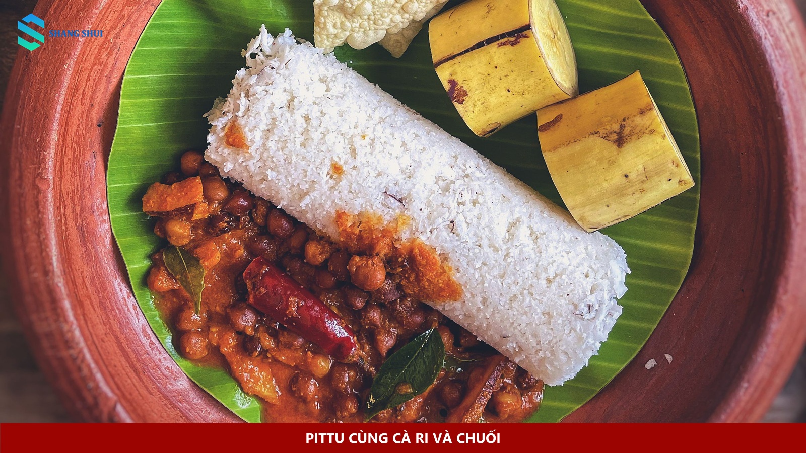 Pittu ăn cùng cà ri đậu, chuối và bánh giòn trên lá chuối