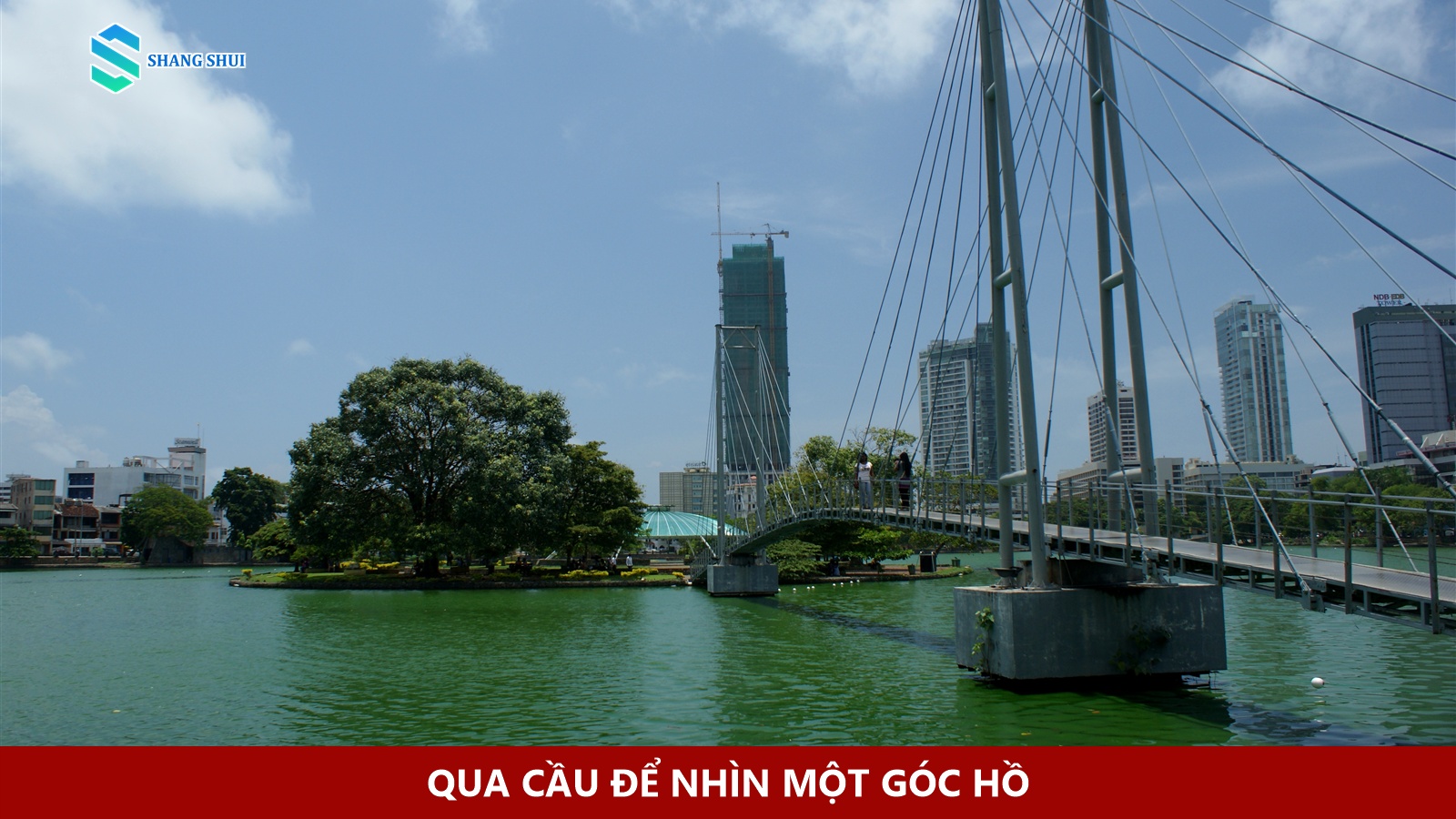 Cầu đi bộ nối bờ với đảo nhỏ ở South Beira Lake năm 2014.