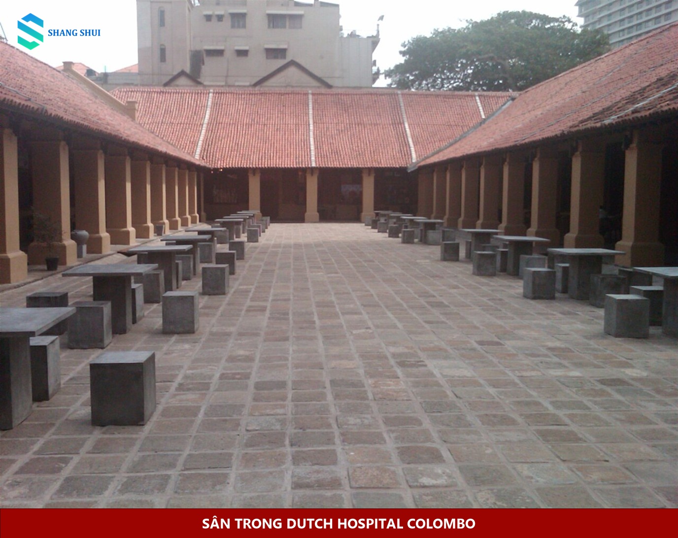 Sân lát gạch và dãy hành lang trong Dutch Hospital Colombo
