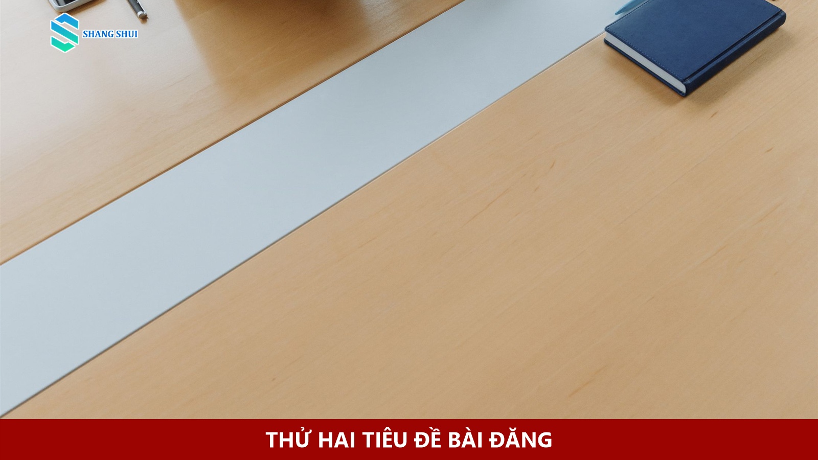 Nhóm tiếp thị trao đổi và phân tích dữ liệu phản hồi bài viết trên bảng theo dõi.