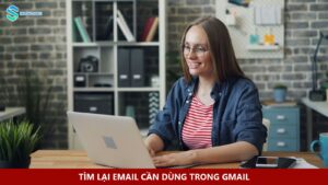 Người phụ nữ làm việc trên laptop tại bàn có sổ ghi chép và điện thoại