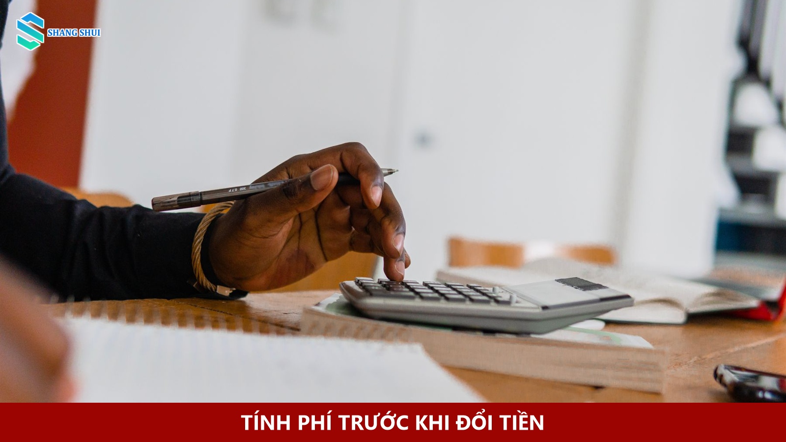 Bàn tay sử dụng máy tính và ghi chép số liệu