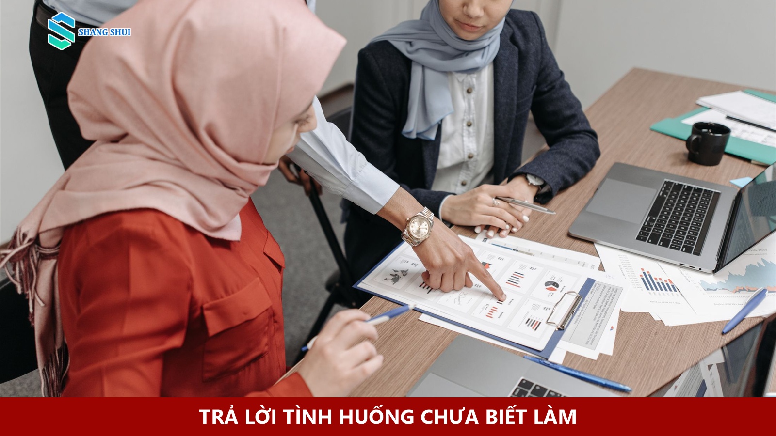 Ứng viên tự tin trao đổi cùng nhà tuyển dụng trong buổi phỏng vấn trực tiếp.
