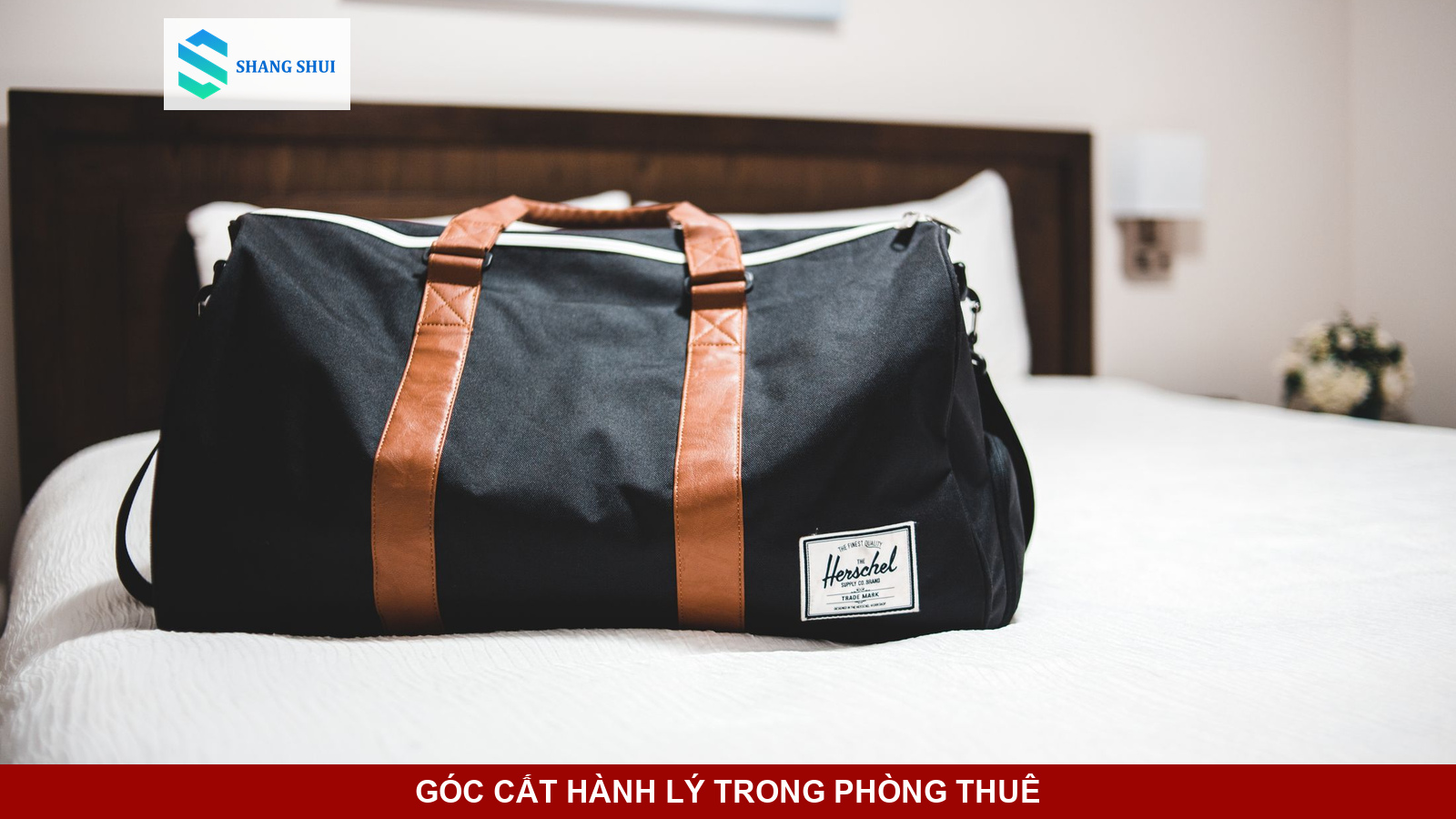 Chiếc vali hành lý được xếp gọn gàng trong góc phòng trọ ngăn nắp.