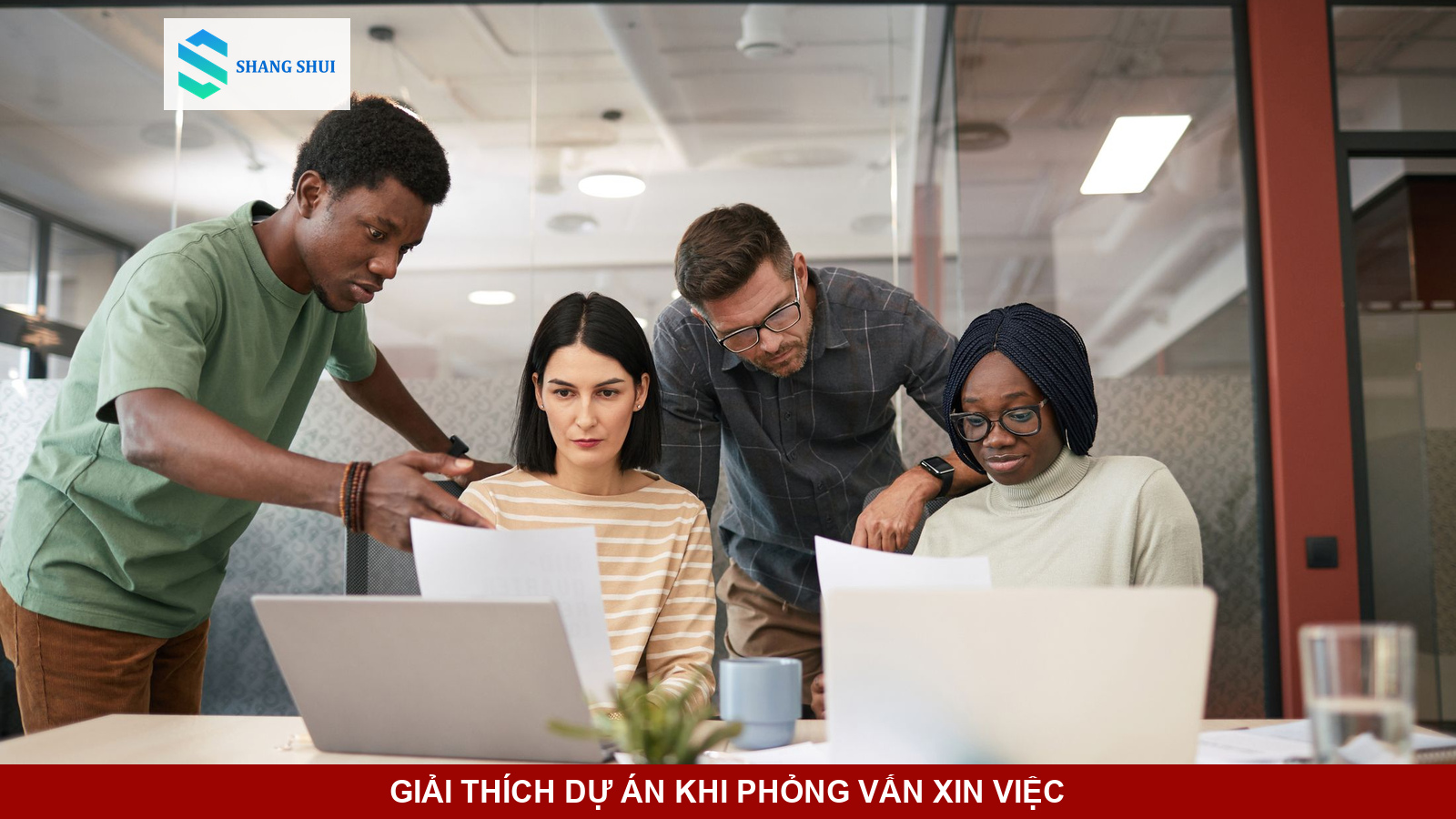 Ứng viên trình bày dự án chuyên môn trong buổi phỏng vấn tuyển dụng.