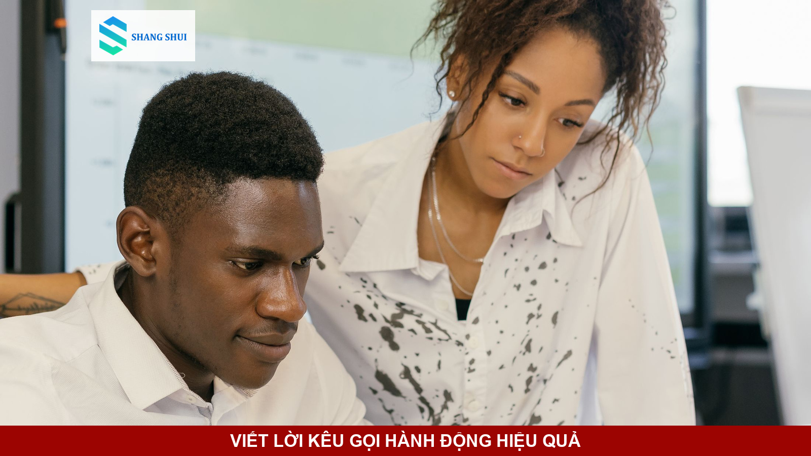 Nhân viên tiếp thị phân tích dữ liệu tương tác độc giả trên máy tính xách tay.