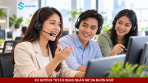 Nhóm nhân viên chăm sóc khách hàng đeo tai nghe cùng trao đổi trong văn phòng