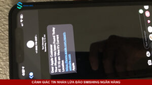Màn hình điện thoại hiển thị tin nhắn SMS mạo danh chứa đường link độc hại.