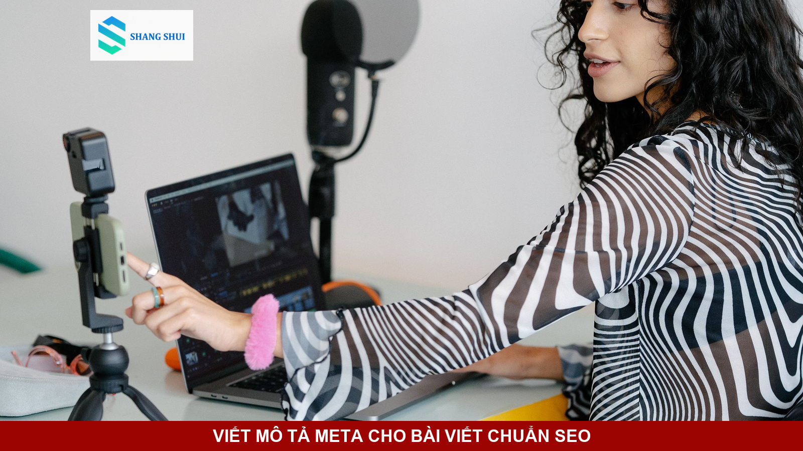 Kế hoạch nghiên cứu từ khóa và tối ưu hóa thẻ mô tả meta trên bàn làm việc.