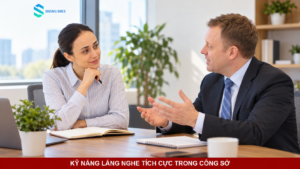 Nhân viên lắng nghe đồng nghiệp trao đổi trong cuộc họp