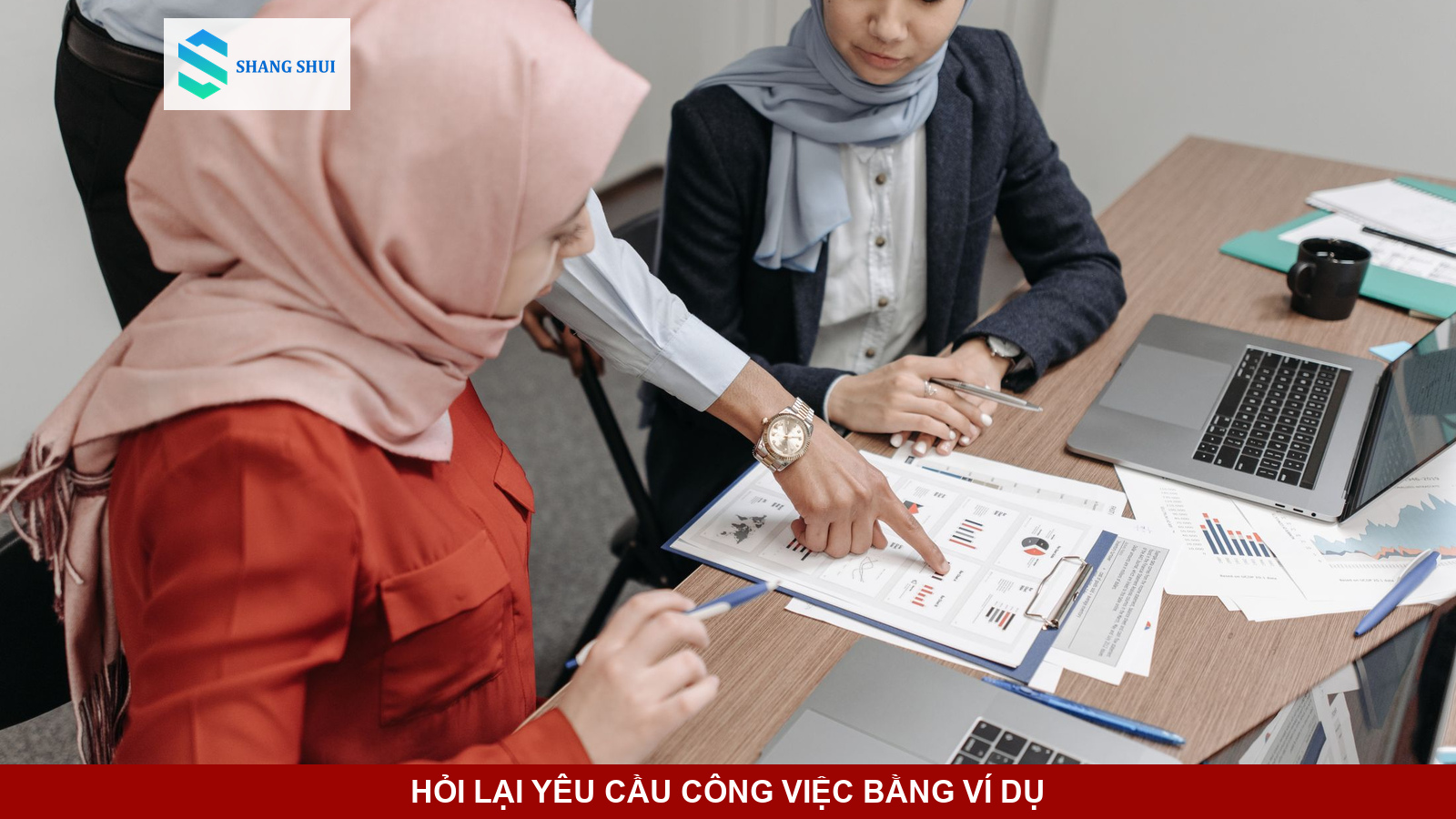 Hai đồng nghiệp cùng xem xét tài liệu và làm rõ mục tiêu dự án.